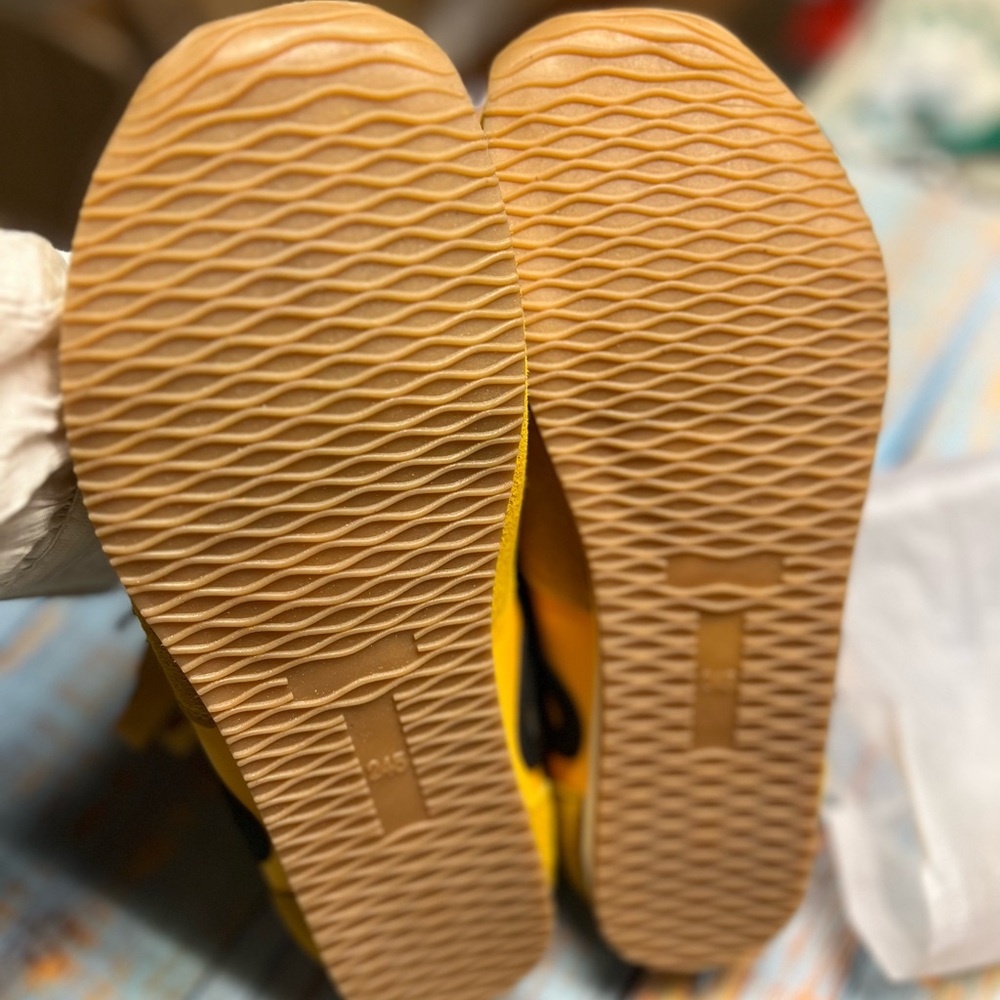 Sneakers - Picture 5 of 6